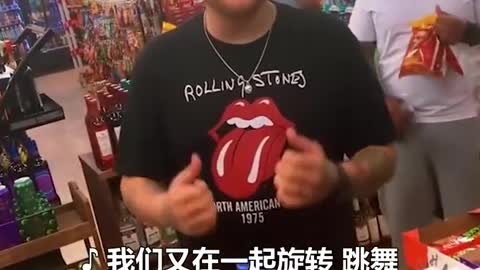 Netizens are asked to sing by the clerk of the convenience store every time. Tha