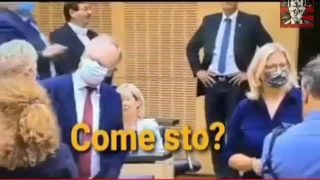 😂 "Facciamoci una foto con la museruola per i covidioti a casa