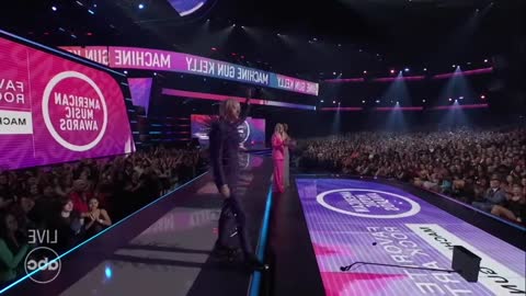 Damiano do Måneskin imita Machine Gun Kelly com microfone no American Music Awards (AMAs)