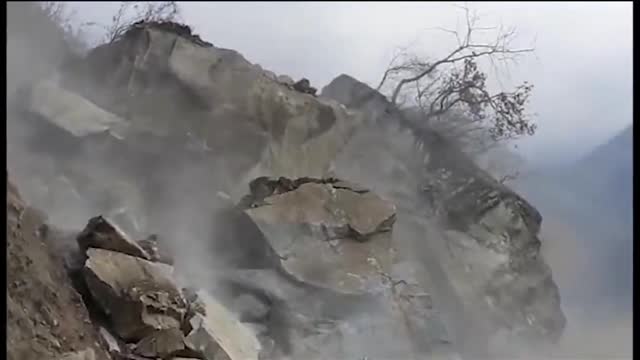 Intense rockslide caught on camera in Himachal pass