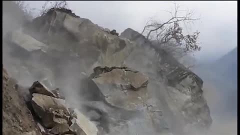 Intense rockslide caught on camera in Himachal pass