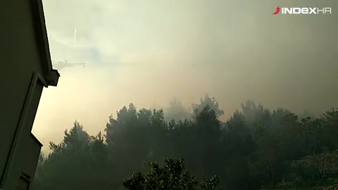 Požar prijeti kućama u Omišu