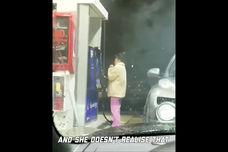 Clueless Lady Pumping Gas - This Isn't Gonna Work