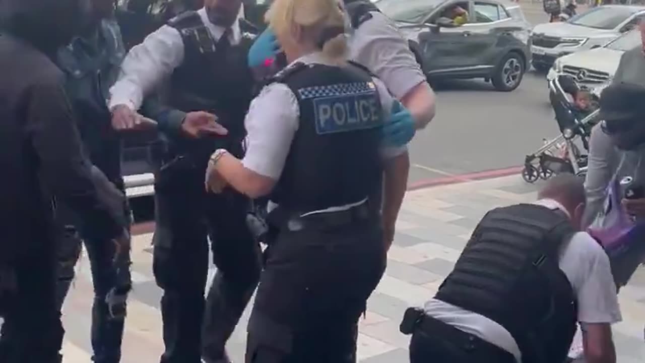 UK Police struggle to arrest knife carrying muslim