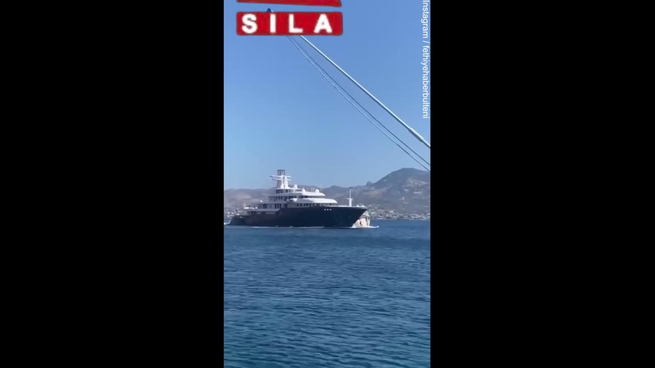 Huge Superyacht crashes in smaller boat in terrifying clip