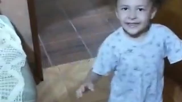 Crianças felizes brincando fight com pai