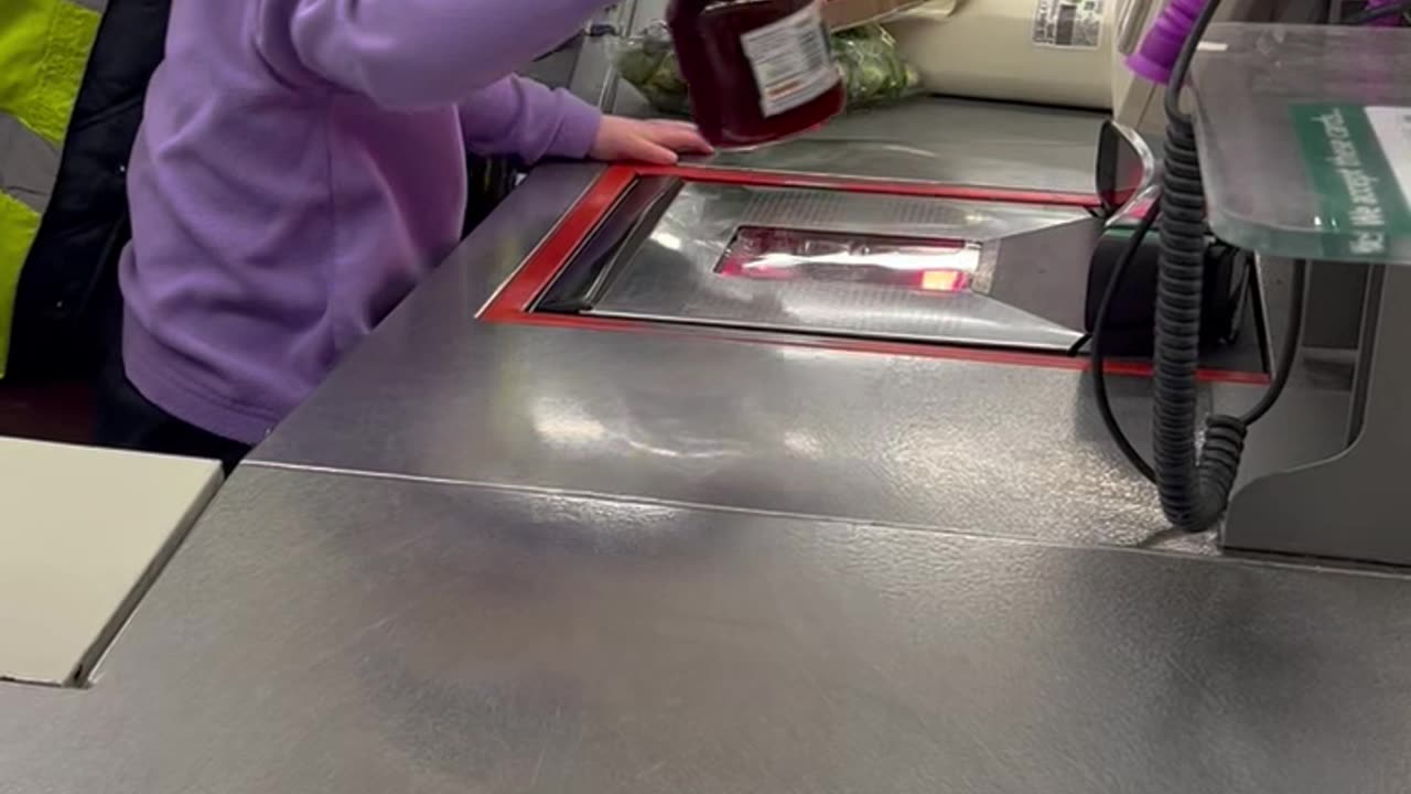 Grocery Store Cashier Lets Toddler Help