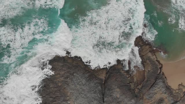 Waves breaking through the rocks - short video