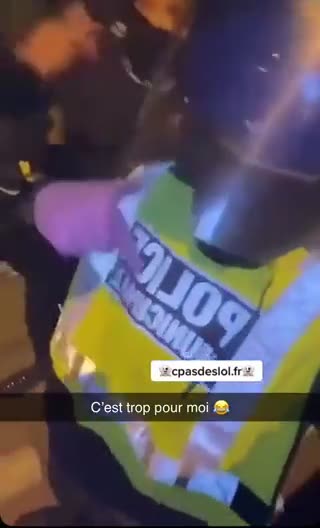 Rioters broke into the #police station and stole police gear #France #Paris