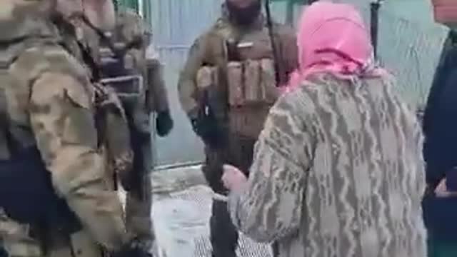 [Reupload] Chechen fighters of the Russian federation welcomed by civilians in Luhansk axis.