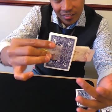 Mago logra que una carta traspase un billete de 10 libras