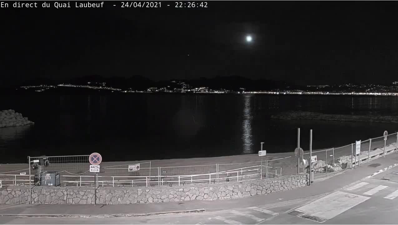 Watch Fireball lights up the sky over southern France.