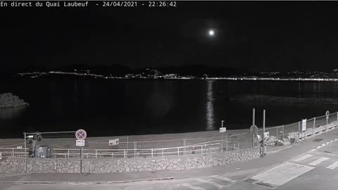 Watch Fireball lights up the sky over southern France.