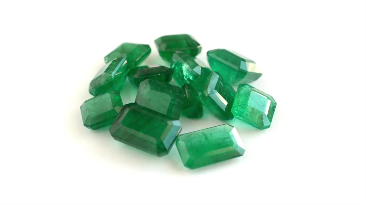 Buy Loose Emeralds for Sale at reasonable prices – Chordia Jewels