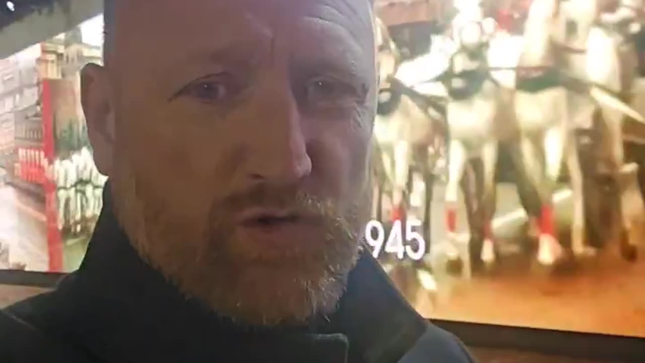 A British man shows Moscow.