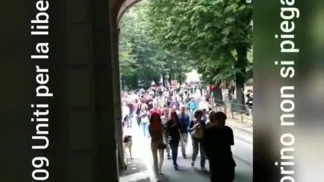 Fiumana di persone contro il Nazi pass - Torino