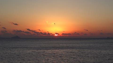 The reddish sun and the sea. 4