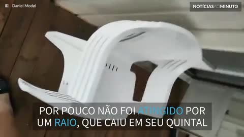 Raio cai ao lado de homem em terraço