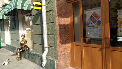 Live sculptures in the city