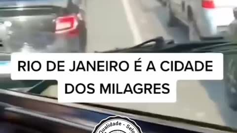 Homem finge ser deficiente para pedir dinheiro em semáforo