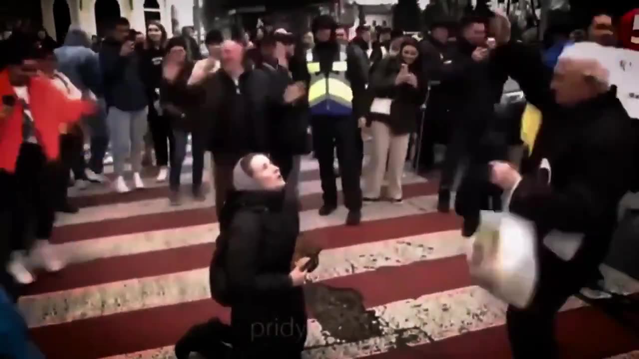 Zelenskyy ha bandito la Chiesa in Ucraina