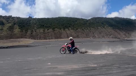 Bromo - Indonesia (Riding on dessert)