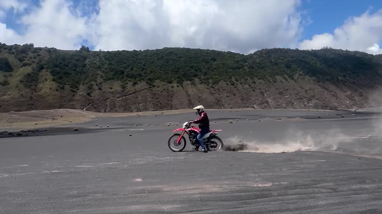 Bromo - Indonesia (Riding on dessert)