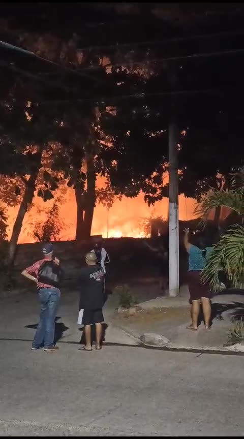 ¡Urgente! Comunidad reporta fuerte incendio en el barrio El Rodeo
