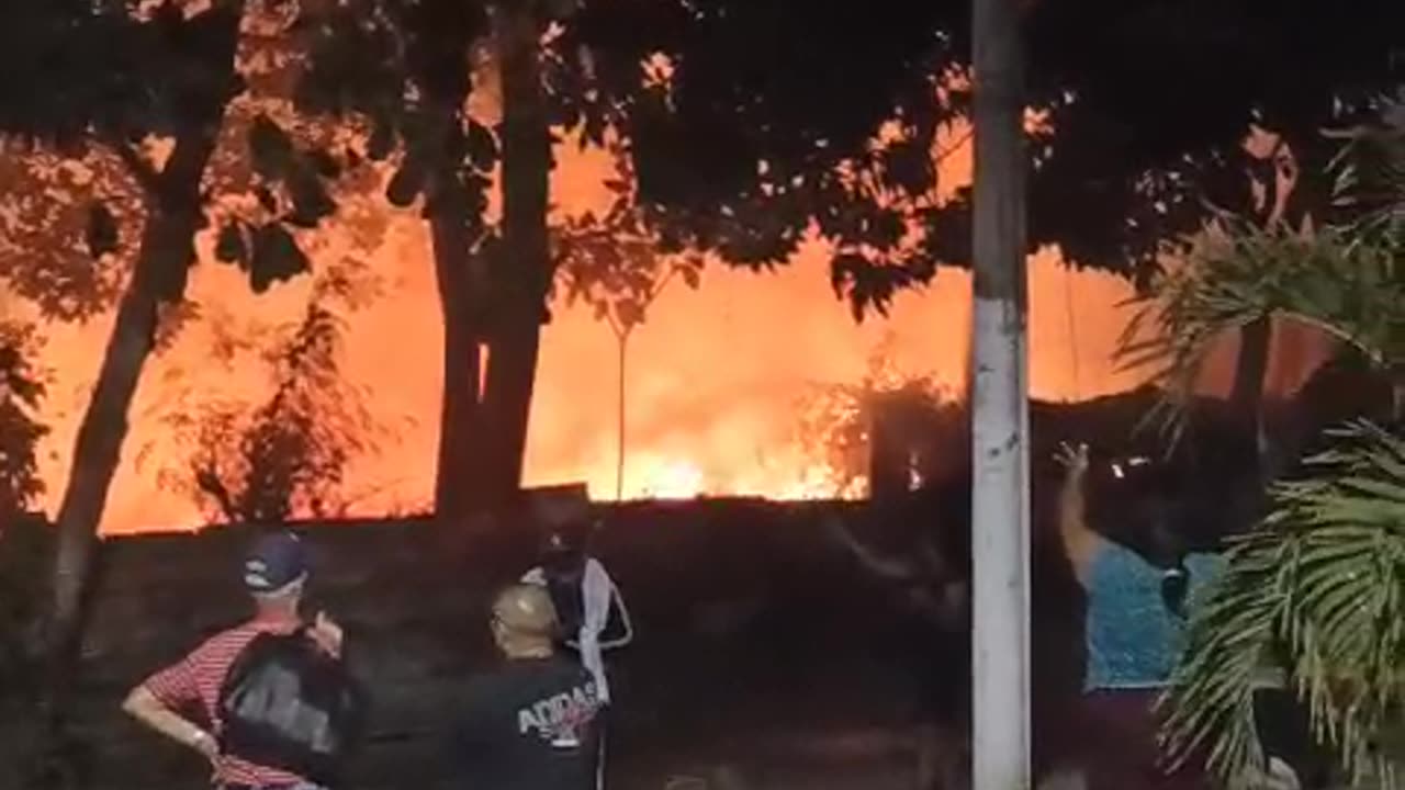 ¡Urgente! Comunidad reporta fuerte incendio en el barrio El Rodeo