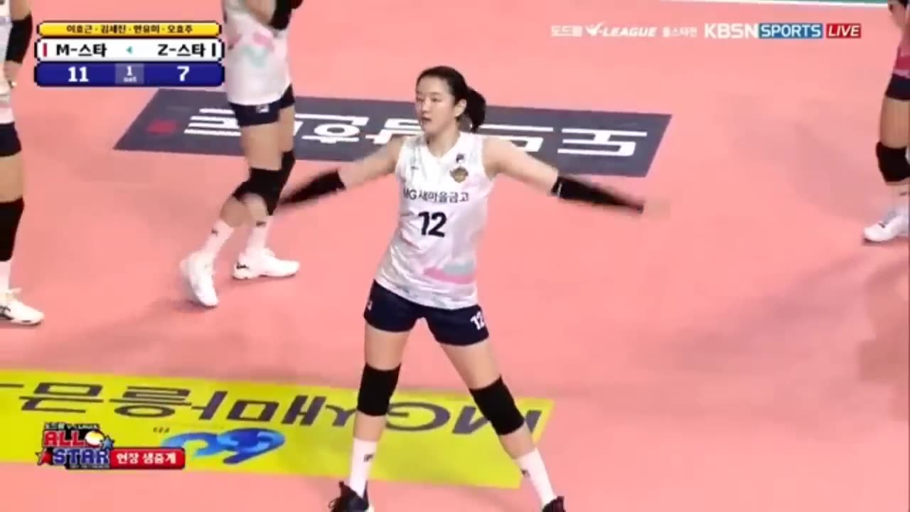 The game turns into amazing korean dance(Ting Ting Tang Tang)