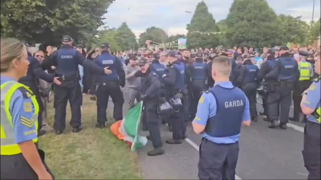 📍Coolock The Irish flag is desecrated by gardai.