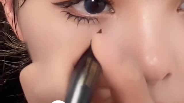 #hỏi từ lacongaiphaixink9999 Một chiếc bút kẻ mắt đầy sự ướt át... sịn quá🥰