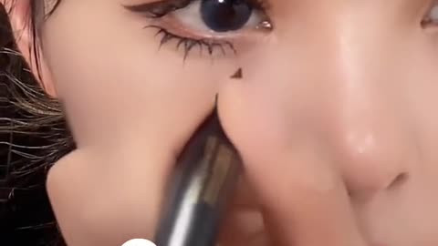 #hỏi từ lacongaiphaixink9999 Một chiếc bút kẻ mắt đầy sự ướt át... sịn quá🥰