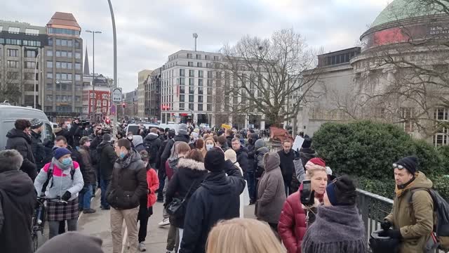 Demonstration für Frieden, Freiheit, Selbstbestimmung (Hamburg [Hauptbahhof], Germany, 2022-01-15)