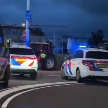 The Netherlands: Police respond and farmers drive by police blockade