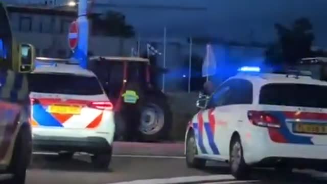 The Netherlands: Police respond and farmers drive by police blockade