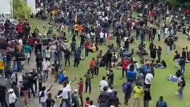 Sri Lanka: protesters inside presidential palace