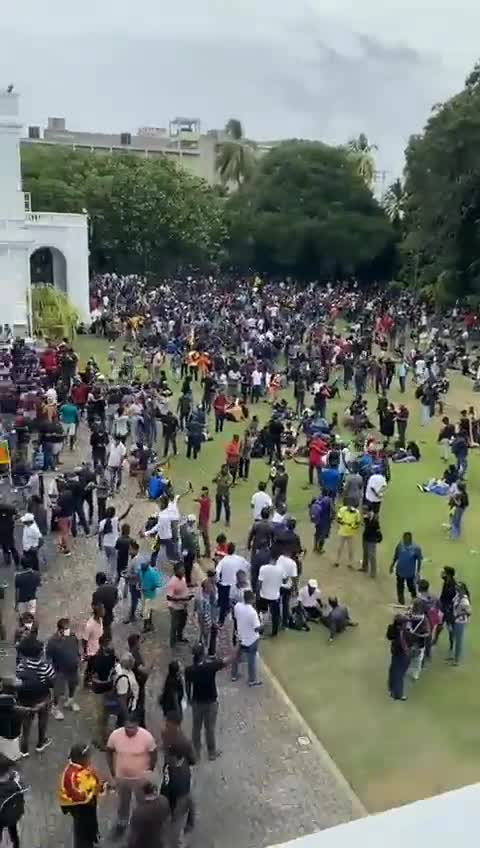Sri Lanka: protesters inside presidential palace