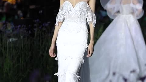Does Chengdu's wild catwalk girls envy young lady's figure like this?