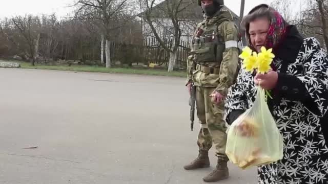 Babička v Chersonské oblasti vítá ruské vojáky