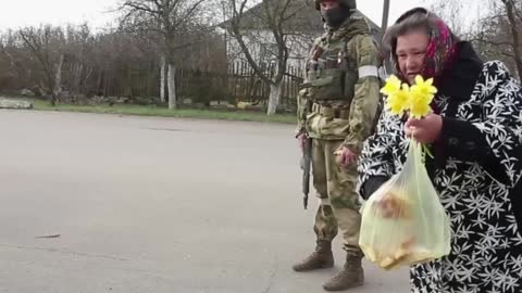 Babička v Chersonské oblasti vítá ruské vojáky