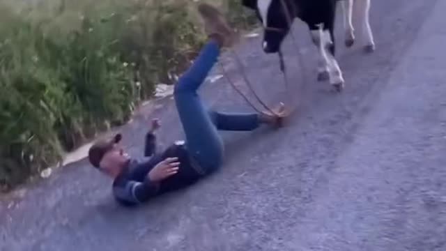 Peão levando tombo