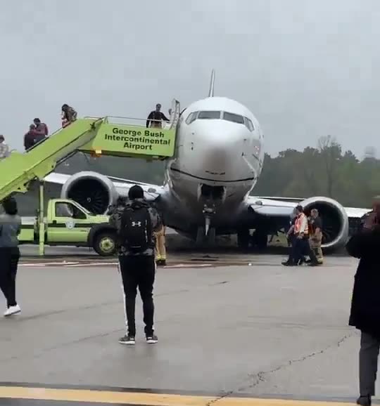 United Boeing 737 MAX suffers gear collapse after landing in Houston, Texas