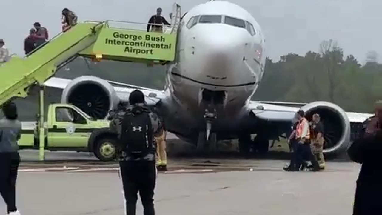 United Boeing 737 MAX suffers gear collapse after landing in Houston, Texas