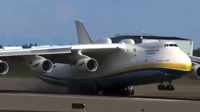 Touchdown very strange Plane is one of the few species in the world👏🔥😮