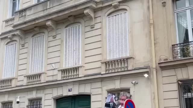Armenians in Paris storm the Azerbaijani embassy, attacking it with posters of President Aliyev