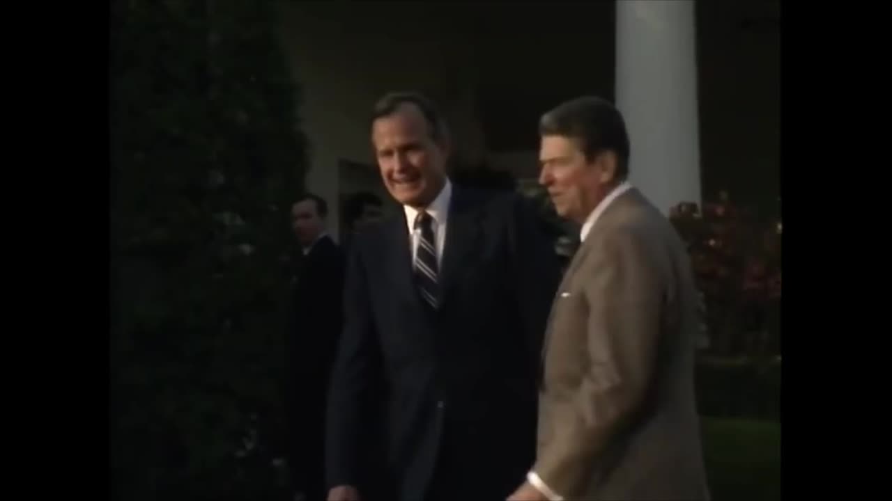 Pesident Reagan sits down for a chat with President Bush SR.