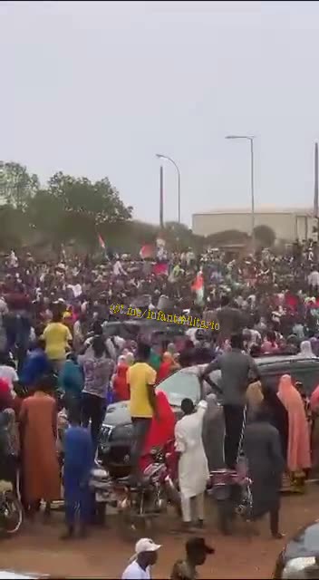 "We The People" in Niger Gathering at French Mil Bases | Demanding the French Leave the Country