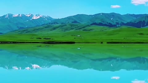 It's a beautiful lake. I really want to live by it. It's a fairyland on earth