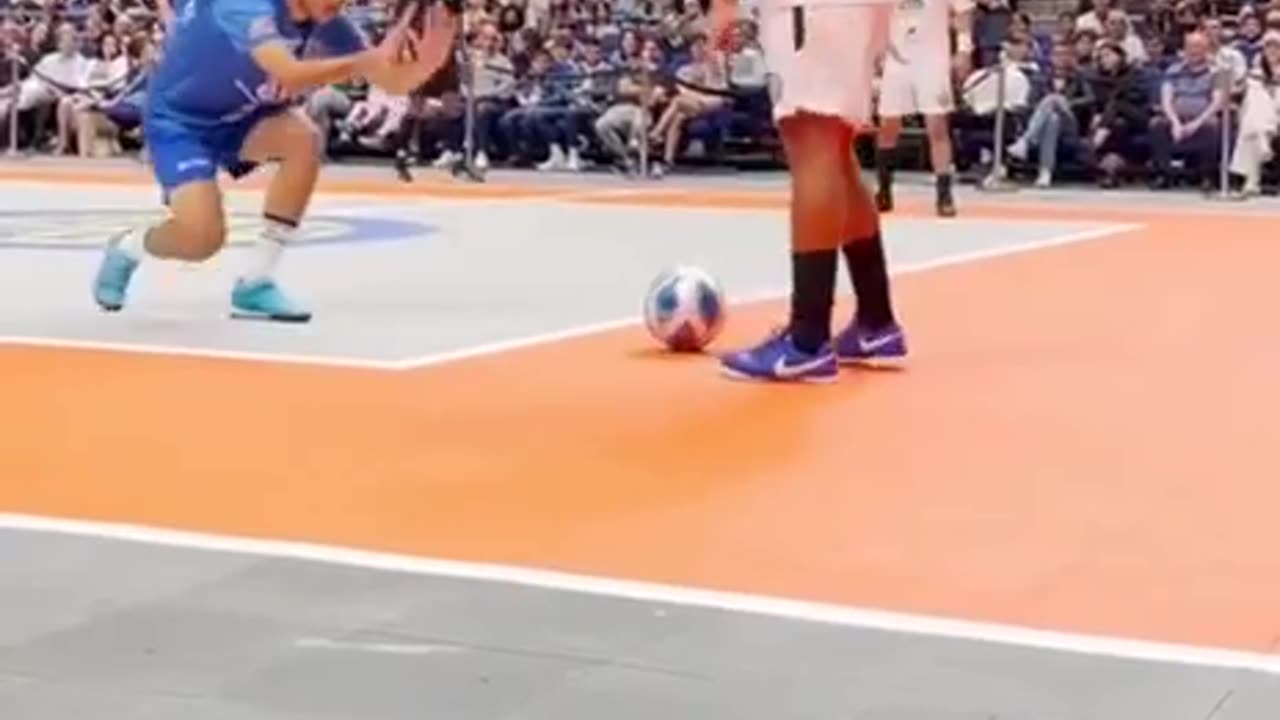 Ronaldinho Showing His Old Time Skills